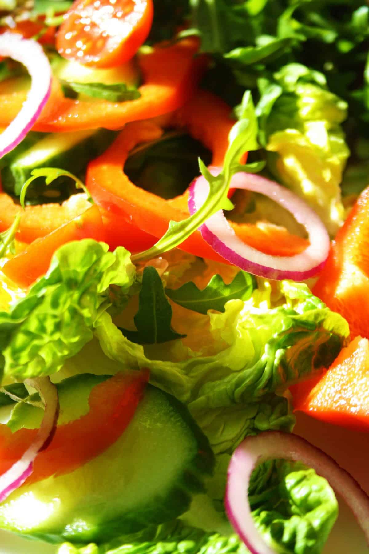 A salad of leafy greens and peppers, iron paired with vitamin C.